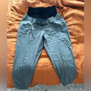 Maternity pants, olive, cropped.